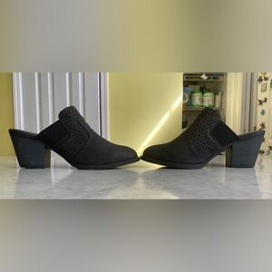 Cloudwalkers by Avenue Black Heeled Mules 10W